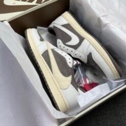 Alternative view of Nik ee air jordan 1 low reverse mocha semi ua