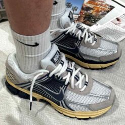 Alternative view of Nikee Zoom Vomero 5 White Metallic Platinum Thunder Blue 292