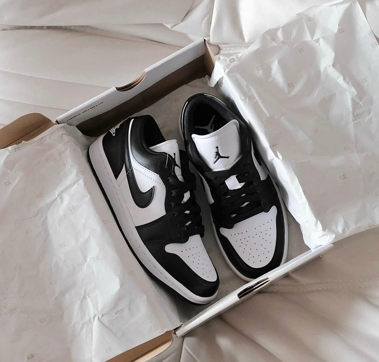 NIK.E AIR JORDAN 1 LOW PANDA SUEDE - Image 3