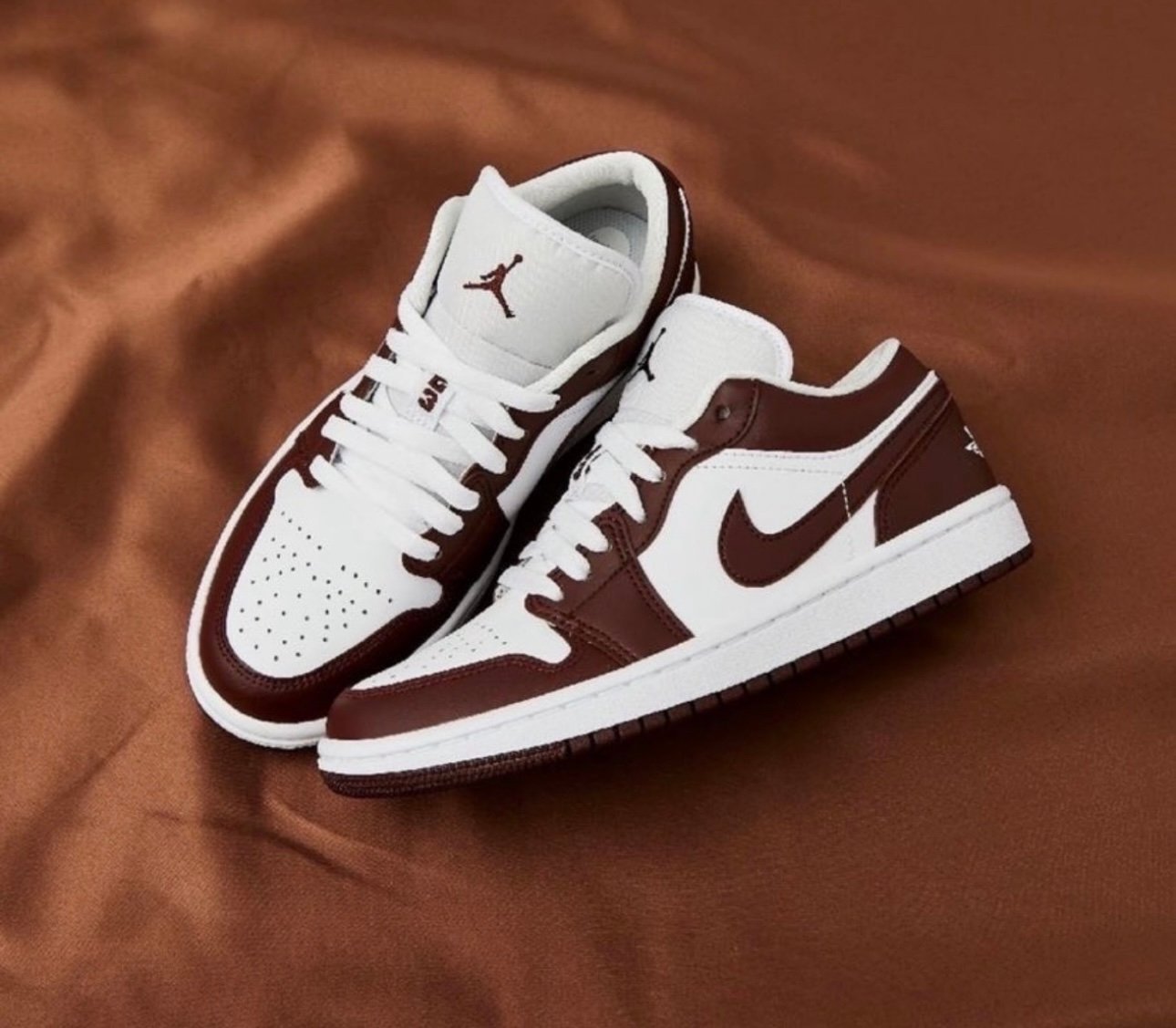 NIK.E AIR JORDAN 1 LOW TEAM RED
