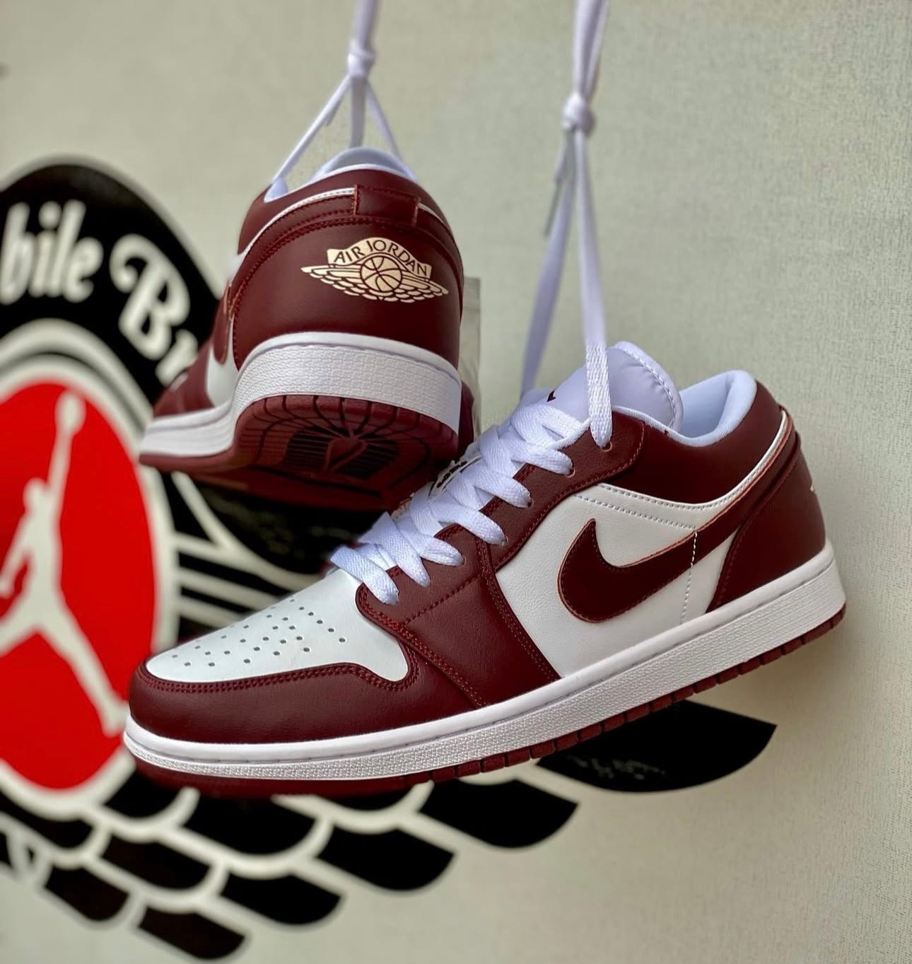 NIK.E AIR JORDAN 1 LOW TEAM RED - Image 4