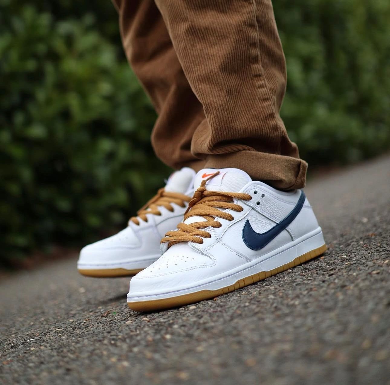 NIK.E SB DUNK LOW WHITE NAVY GUM - Image 3