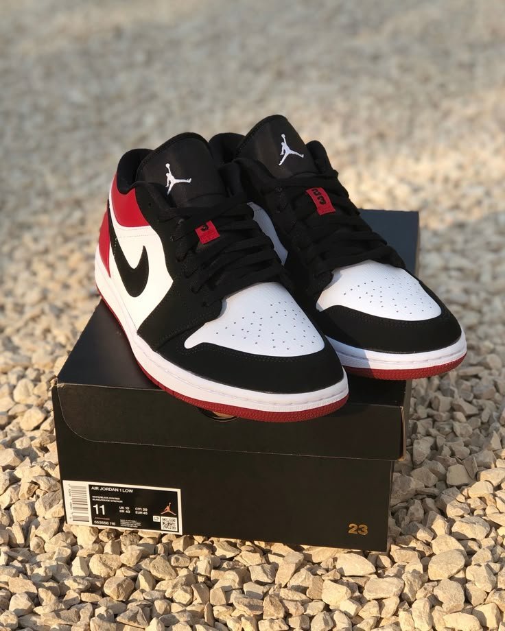 Air Jordan 1 Low SE Black Toe - Image 4