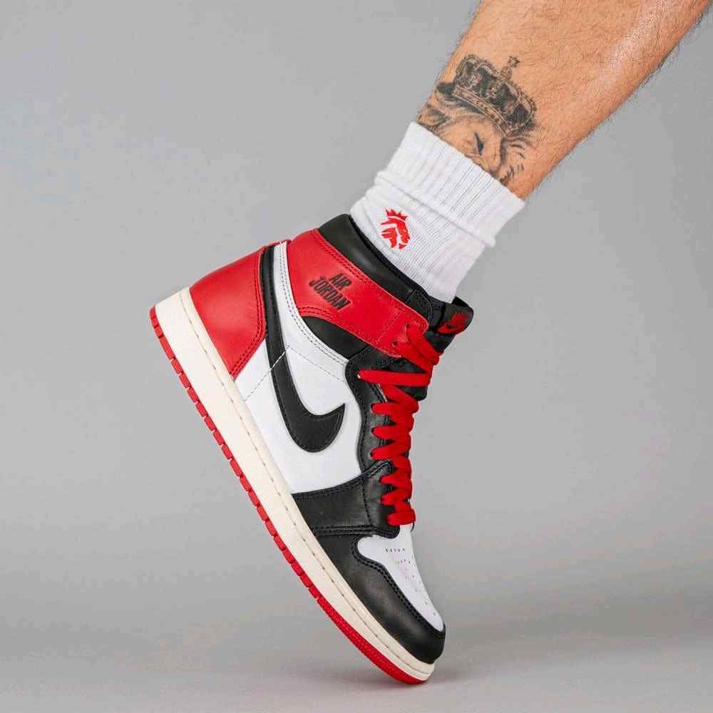 Nik ee Air Jordan 1 High Og Black Toe Reimagined