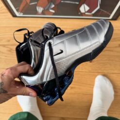 nikee. total 90 secutor shox magia metallic silver