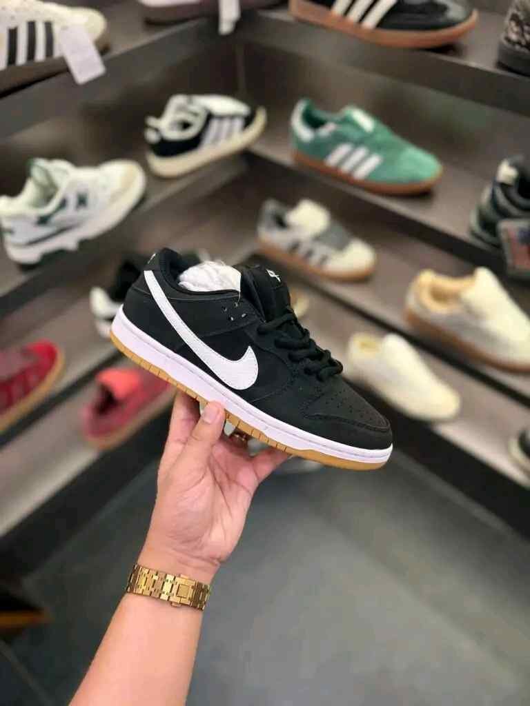 Nikee SB Dunk Low Pro Black Gum - Image 4