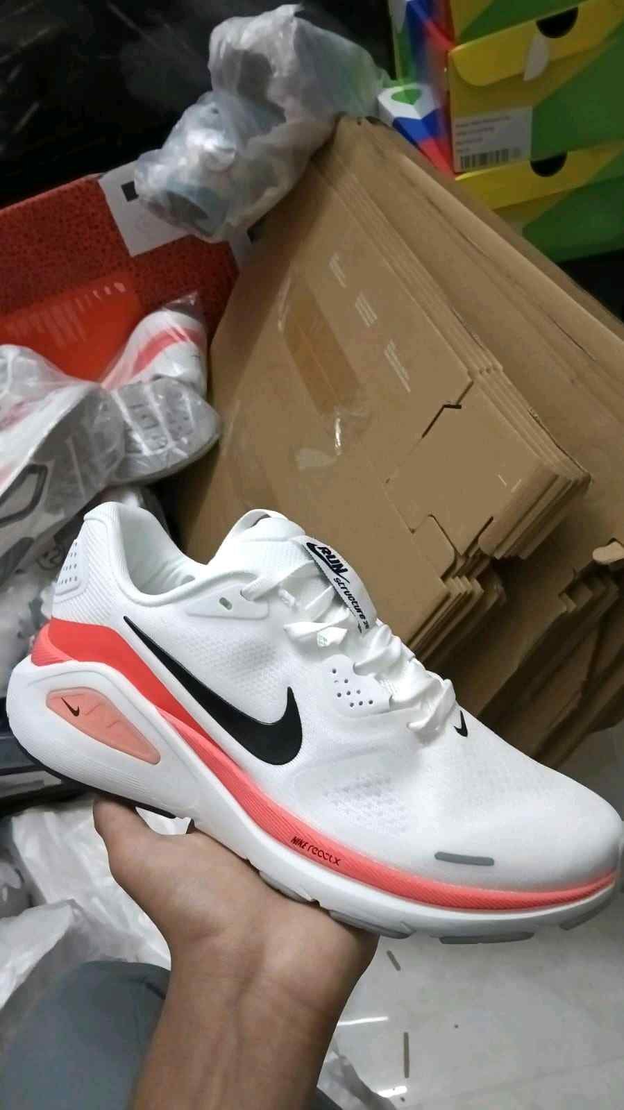 Nikee Running Structure 26 trainers White orange 500 - Image 2