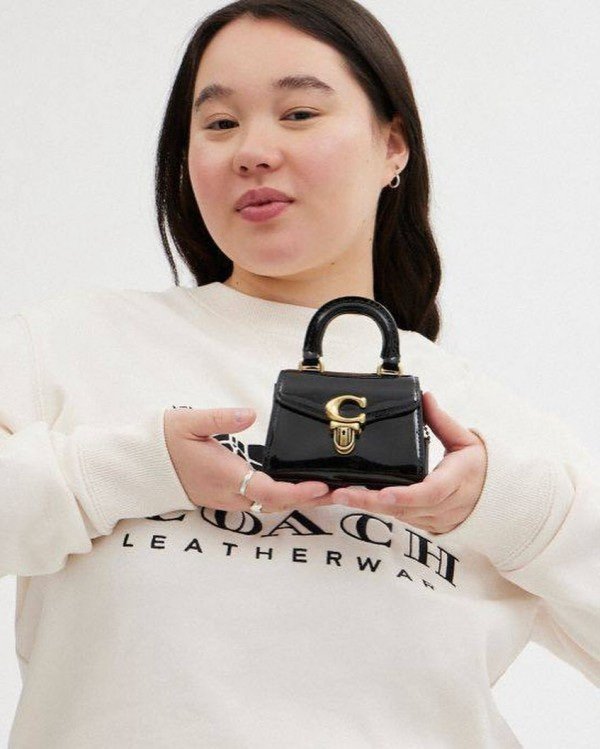 Coach Sammi Top Handle In Signature 12 Bag With OG Box & Dust Bag Black
(LB) - Image 4
