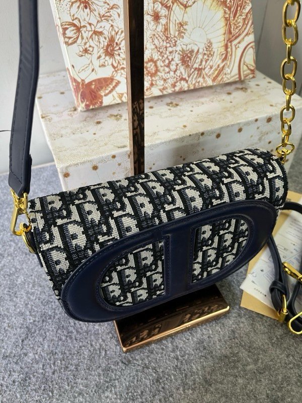 Christian Dior Signature Oval Camera Bag With OG Box & Dust Bag (8288 Blue)
(LB) - Image 5