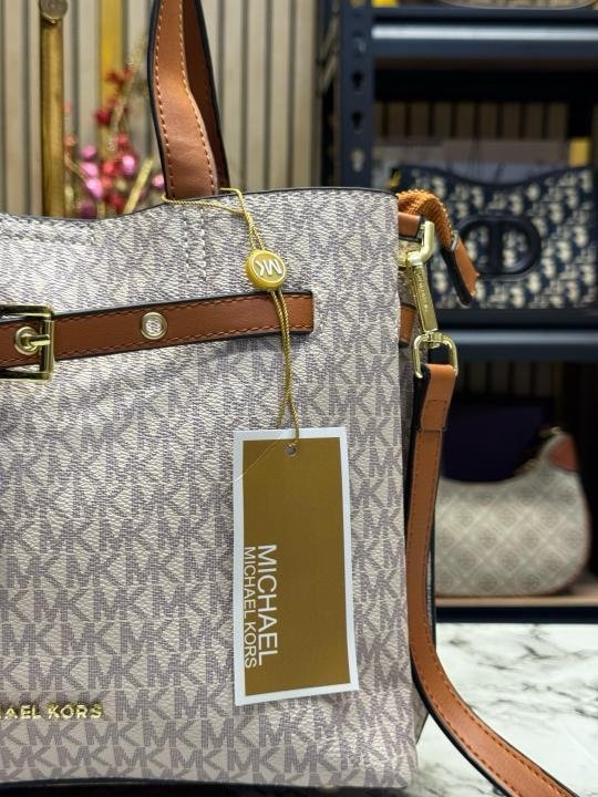 MICHAEL KORS EMILIA HANDBAG WITH DUST BAG PREMIUM QUALITY (BIEGE)(MT) - Image 4